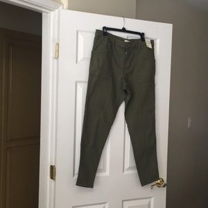 🍀 Army green , cargo style skinny pants!